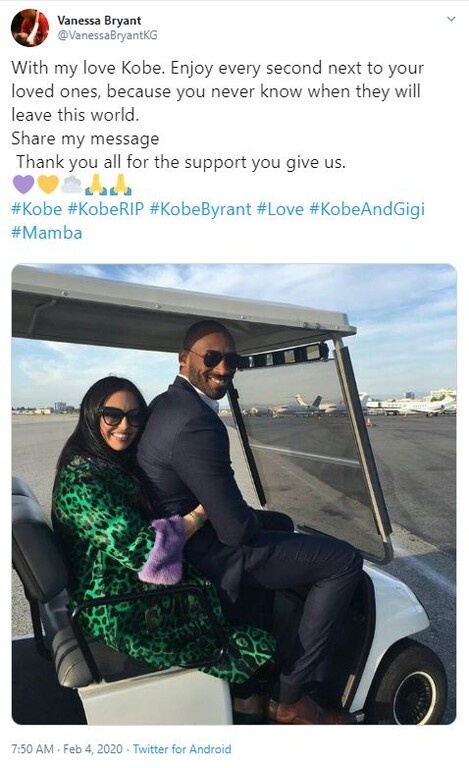 Στο πρώτο μήνυμα εμφανίζεται με τον άνδρα της, γράφοντας: «Με τον αγαπημένο μου Κόμπι. Να απολαμβάνετε κάθε δευτερόλεπτο δίπλα στους αγαπημένους σας, καθώς δεν γνωρίζεται ποτέ πότε θα φύγουν από τον κόσμο»