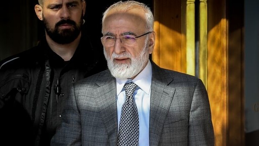 Όλοι οι παίκτες απάντησαν. Κάθε ένας ξεχωριστά. Ο Ιβάν έγραφε σε ένα σημειωματάριο, όλες τις απαντήσεις που του έδωσαν οι παίκτες, προκειμένου να βγάλει τα συμπεράσματά του.