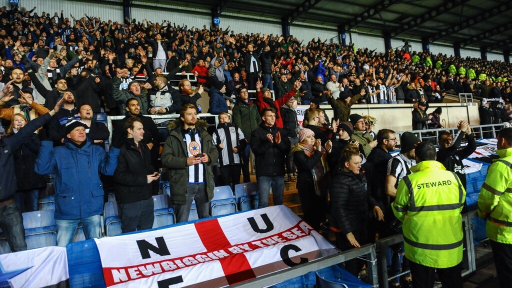 Αδιανόητο! Οπαδός τα πέταξε όλα για να πανηγυρίσει - Ακατάλληλες εικόνες (photos+video)