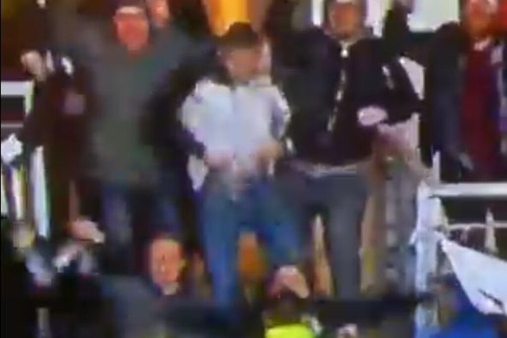 Αδιανόητο! Οπαδός τα πέταξε όλα για να πανηγυρίσει - Ακατάλληλες εικόνες (photos+video)