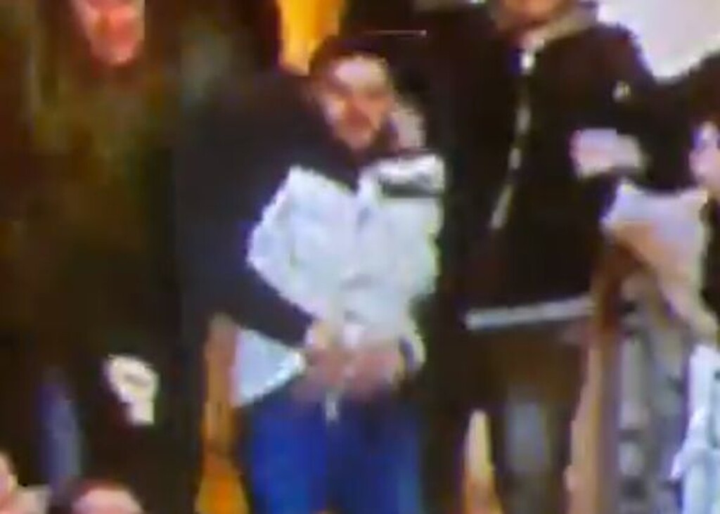 Αδιανόητο! Οπαδός τα πέταξε όλα για να πανηγυρίσει - Ακατάλληλες εικόνες (photos+video)