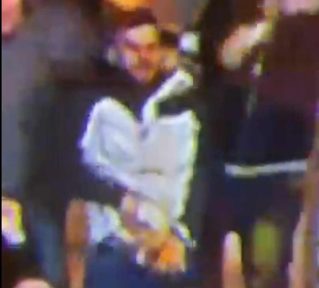 Αδιανόητο! Οπαδός τα πέταξε όλα για να πανηγυρίσει - Ακατάλληλες εικόνες (photos+video)