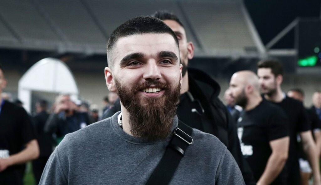 Μήνυμα με φόντο τον Ολυμπιακό έστειλε ο Γιώργος Σαββίδης.