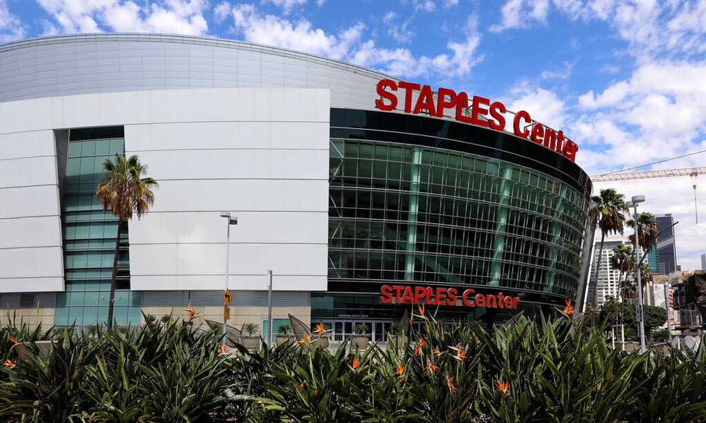 Στο «Staples Center» όπου έπαιξε για 20 χρόνια με τους Λέικερς και πήρε πέντε πρωταθλήματα ΝΒΑ θα πραγματοποιηθεί εν τέλει η τελετή, το πρωί της Δευτέρας 24 Φεβρουαρίου.