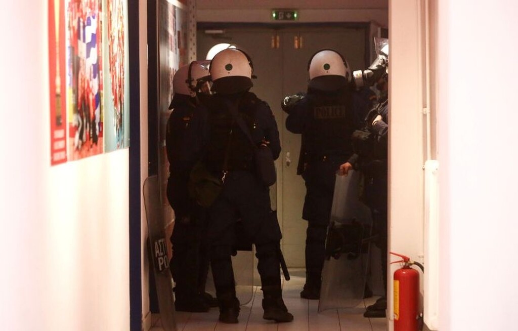 Επεισόδια οπαδών του Ολυμπιακού με τα ΜΑΤ, χημικά και καθυστέρηση στο ντέρμπι (photos)