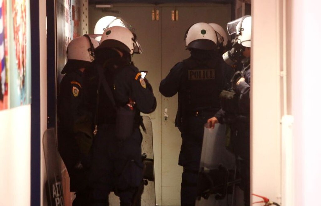 Επεισόδια οπαδών του Ολυμπιακού με τα ΜΑΤ, χημικά και καθυστέρηση στο ντέρμπι (photos)