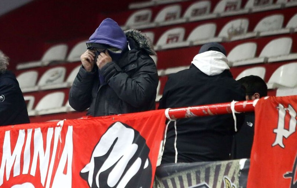 Επεισόδια οπαδών του Ολυμπιακού με τα ΜΑΤ, χημικά και καθυστέρηση στο ντέρμπι (photos)