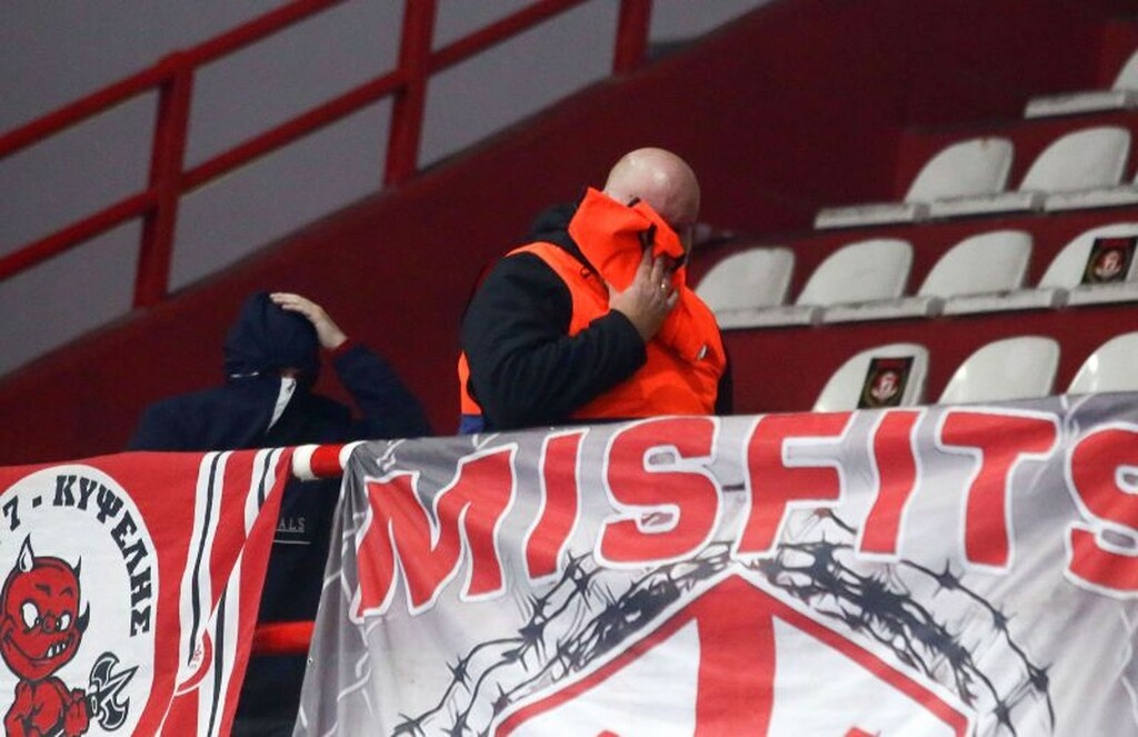 Επεισόδια οπαδών του Ολυμπιακού με τα ΜΑΤ, χημικά και καθυστέρηση στο ντέρμπι (photos)