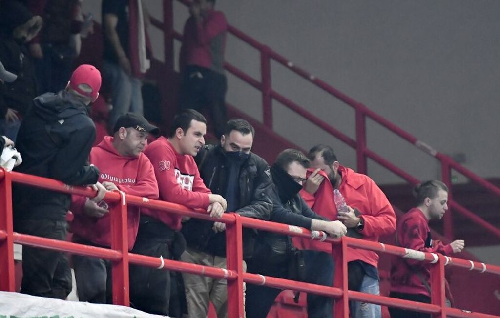 Επεισόδια οπαδών του Ολυμπιακού με τα ΜΑΤ, χημικά και καθυστέρηση στο ντέρμπι (photos)