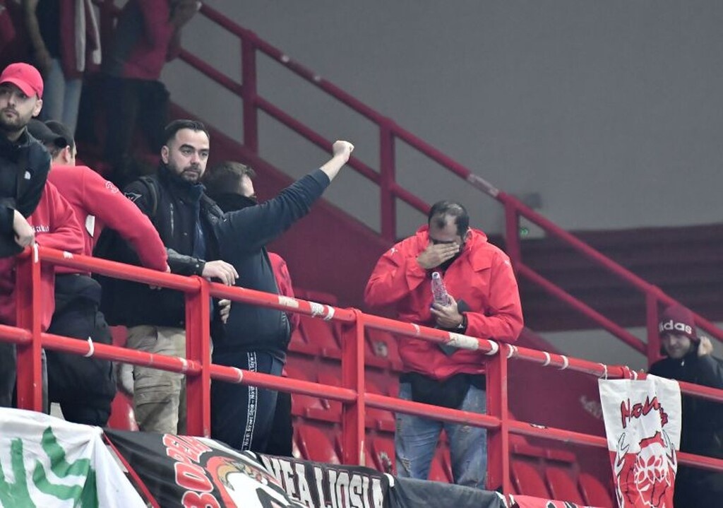 Επεισόδια οπαδών του Ολυμπιακού με τα ΜΑΤ, χημικά και καθυστέρηση στο ντέρμπι (photos)