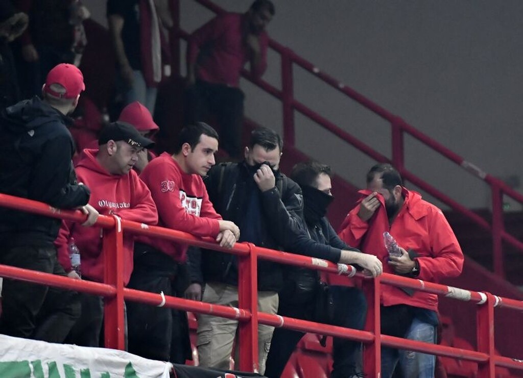 Επεισόδια οπαδών του Ολυμπιακού με τα ΜΑΤ, χημικά και καθυστέρηση στο ντέρμπι (photos)