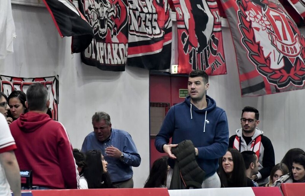 Επεισόδια οπαδών του Ολυμπιακού με τα ΜΑΤ, χημικά και καθυστέρηση στο ντέρμπι (photos)