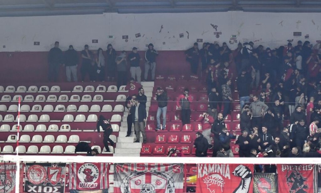 Επεισόδια οπαδών του Ολυμπιακού με τα ΜΑΤ, χημικά και καθυστέρηση στο ντέρμπι (photos)