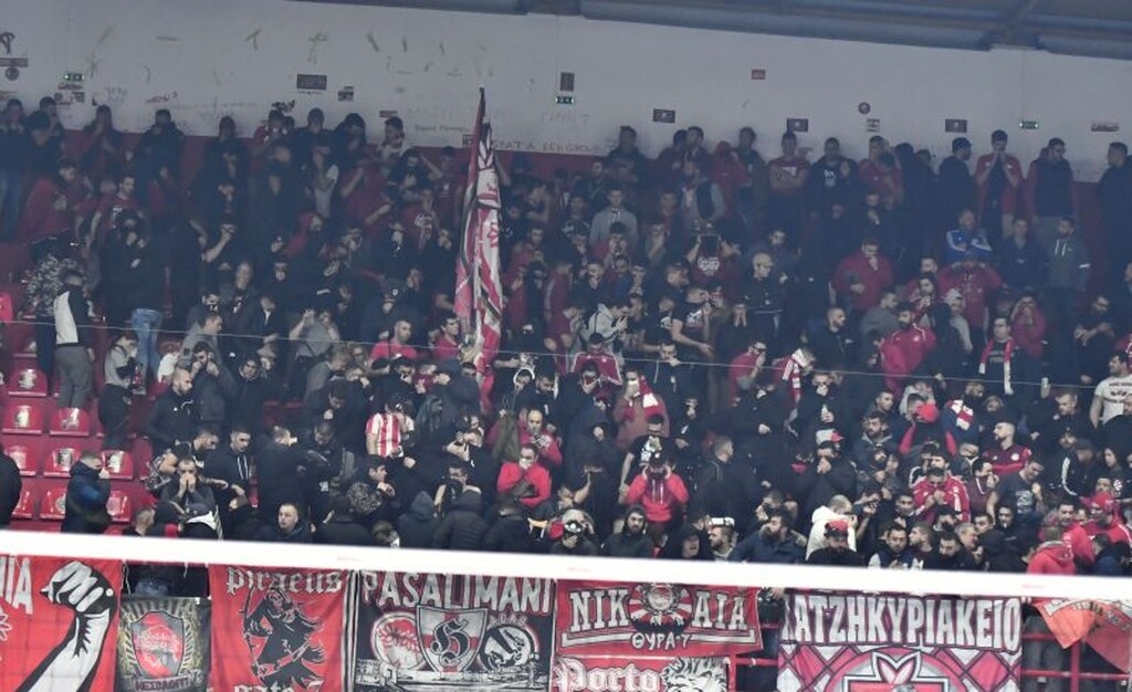 Επεισόδια οπαδών του Ολυμπιακού με τα ΜΑΤ, χημικά και καθυστέρηση στο ντέρμπι (photos)