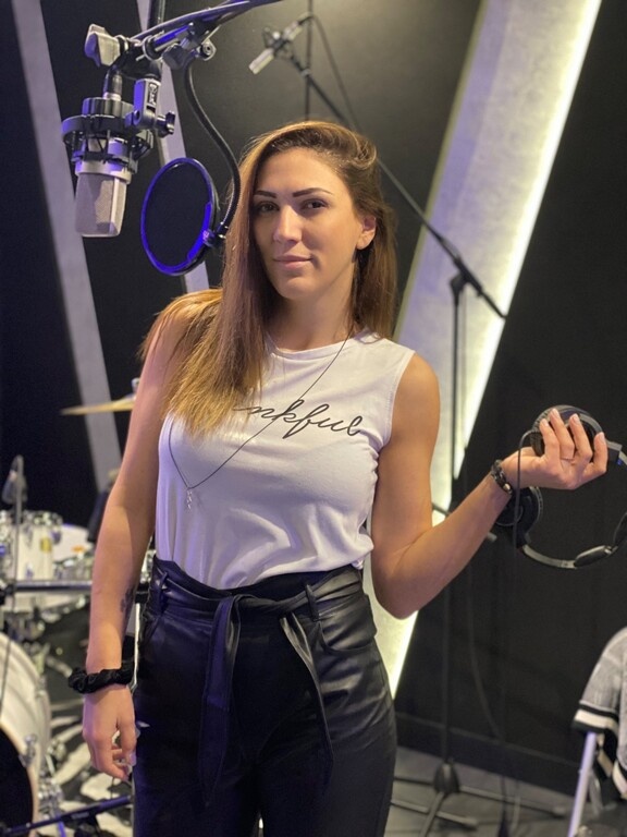 Βασιλική Νταντά: Επιστρέφει με νέο τραγούδι έκπληξη (photos)