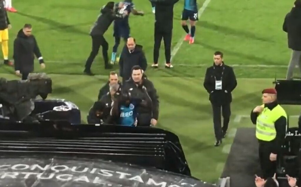 Σάλος με ρατσιστική επίθεση σε παίκτη της Πόρτο, απάντησε με άσεμνες χειρονομίες (video+photo)