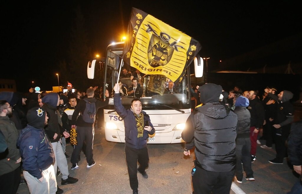ΑΕΚ: Αποθεωτική υποδοχή στους Κυπελλούχους στο αεροδρόμιο (photos)