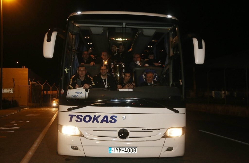 ΑΕΚ: Αποθεωτική υποδοχή στους Κυπελλούχους στο αεροδρόμιο (photos)