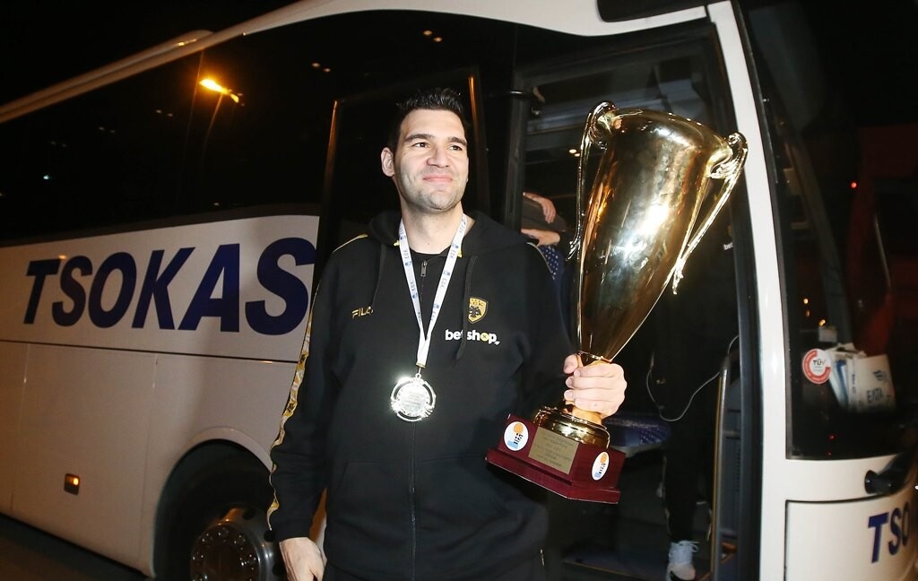 ΑΕΚ: Αποθεωτική υποδοχή στους Κυπελλούχους στο αεροδρόμιο (photos)