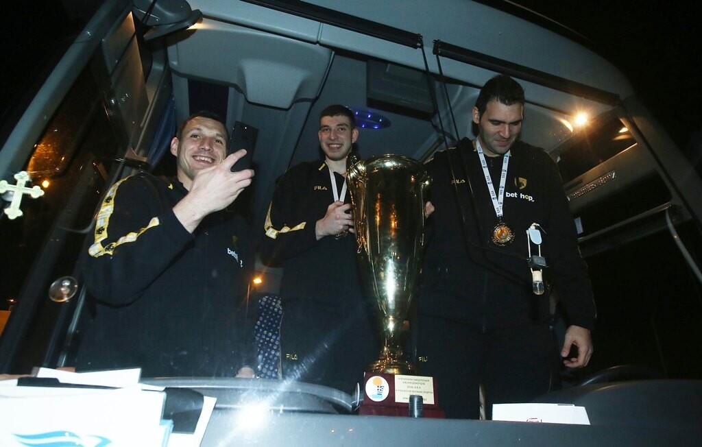 ΑΕΚ: Αποθεωτική υποδοχή στους Κυπελλούχους στο αεροδρόμιο (photos)