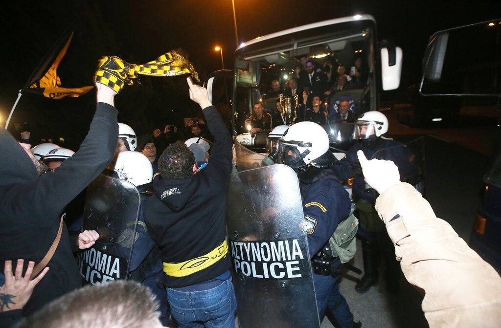 ΑΕΚ: Αποθεωτική υποδοχή στους Κυπελλούχους στο αεροδρόμιο (photos)