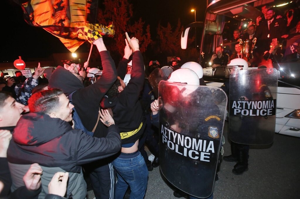 ΑΕΚ: Αποθεωτική υποδοχή στους Κυπελλούχους στο αεροδρόμιο (photos)