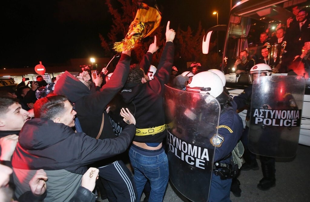 ΑΕΚ: Αποθεωτική υποδοχή στους Κυπελλούχους στο αεροδρόμιο (photos)
