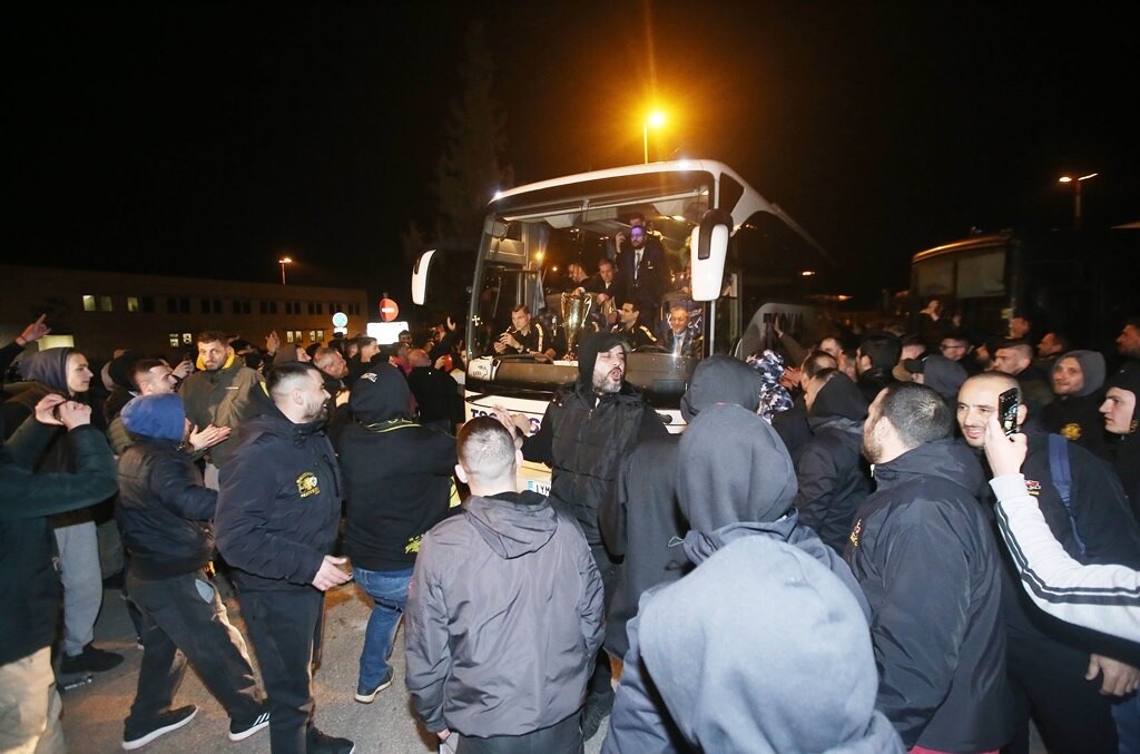 ΑΕΚ: Αποθεωτική υποδοχή στους Κυπελλούχους στο αεροδρόμιο (photos)