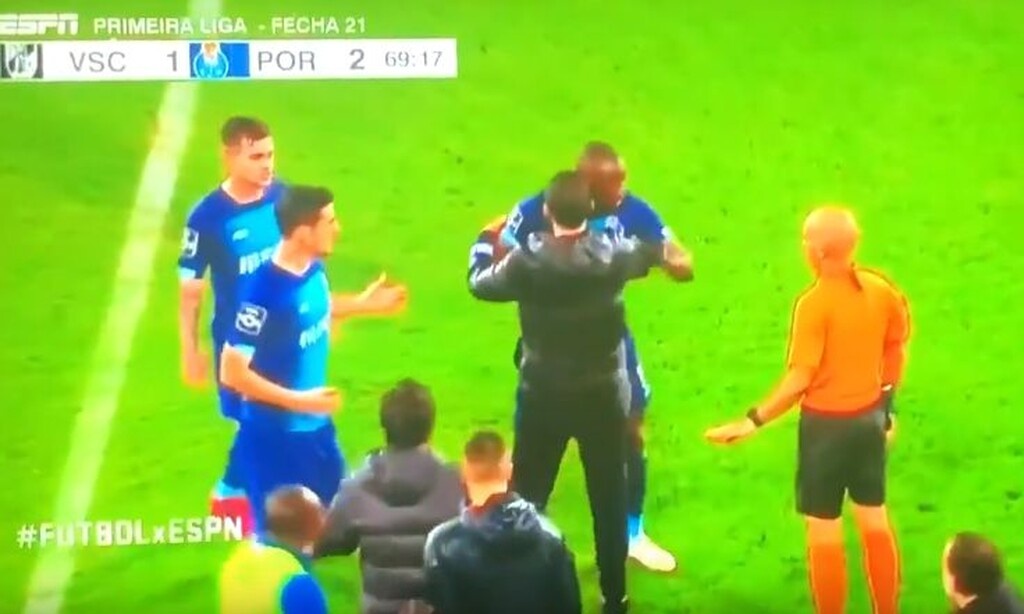 Σάλος με ρατσιστική επίθεση σε παίκτη της Πόρτο, απάντησε με άσεμνες χειρονομίες (video+photo)