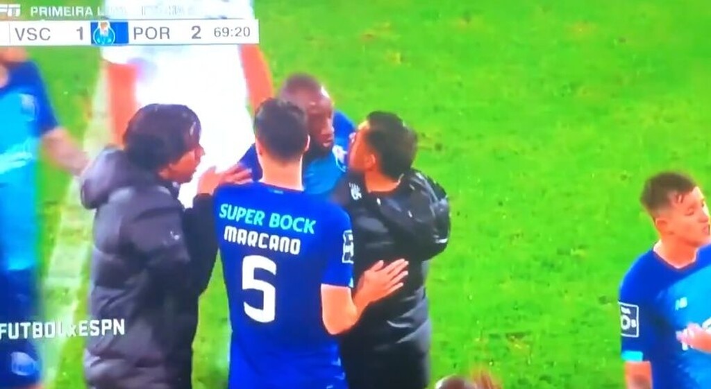 Σάλος με ρατσιστική επίθεση σε παίκτη της Πόρτο, απάντησε με άσεμνες χειρονομίες (video+photo)