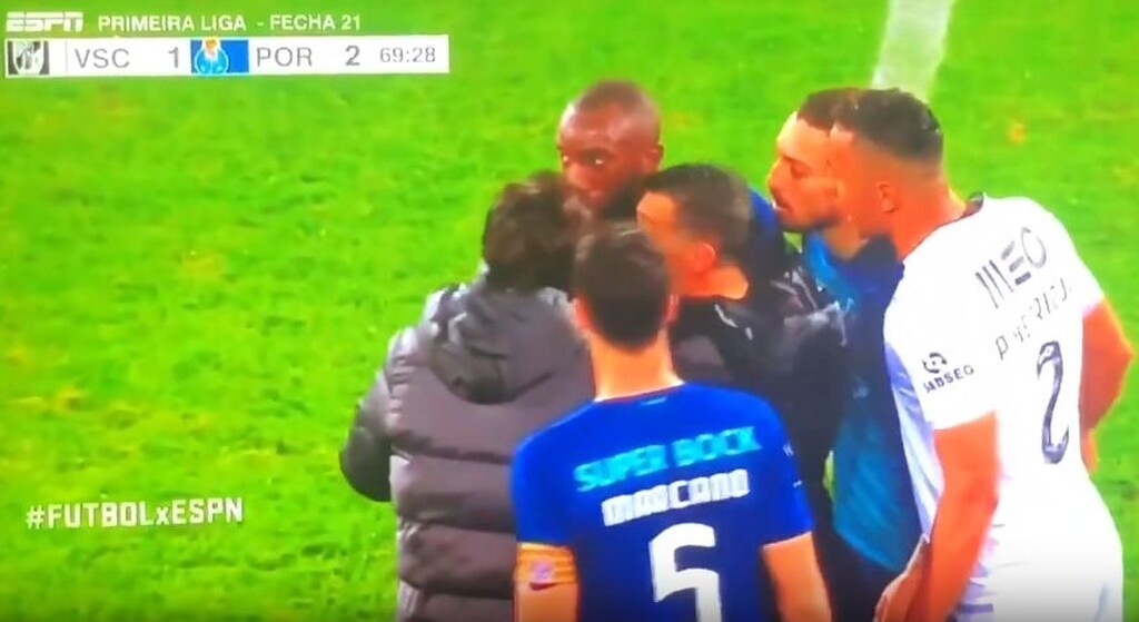Σάλος με ρατσιστική επίθεση σε παίκτη της Πόρτο, απάντησε με άσεμνες χειρονομίες (video+photo)