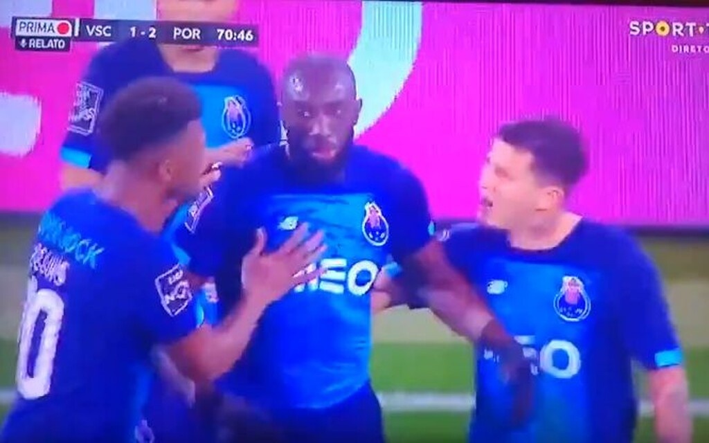Σάλος με ρατσιστική επίθεση σε παίκτη της Πόρτο, απάντησε με άσεμνες χειρονομίες (video+photo)