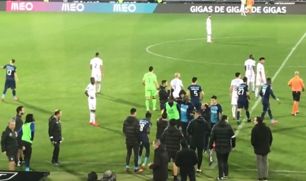 Σάλος με ρατσιστική επίθεση σε παίκτη της Πόρτο, απάντησε με άσεμνες χειρονομίες (video+photo)