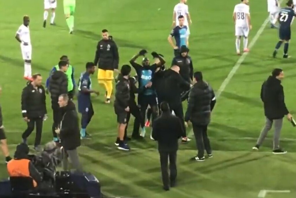 Σάλος με ρατσιστική επίθεση σε παίκτη της Πόρτο, απάντησε με άσεμνες χειρονομίες (video+photo)