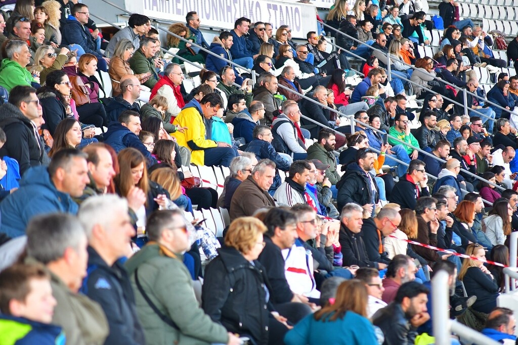 Πλήθος κόσμου στις κερκίδες του Παμπελοποννησιακού Εθνικού Σταδίου Πατρών