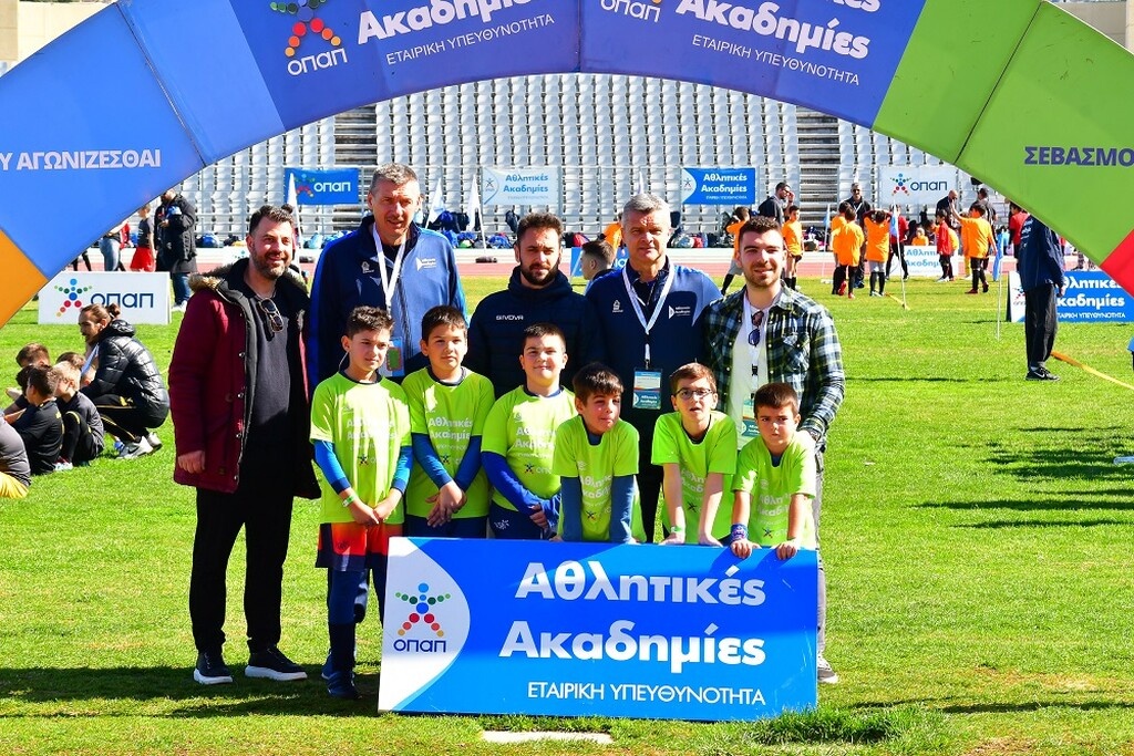 Οι Γιόζεφ Βάντσικ, Κριστόφ Βαζέχα, με τον Γιάννη Βουρλούμη, ιδιοκτήτη καταστήματος ΟΠΑΠ στην Πάτρα και στην ακαδημία «ΑΕ Πάτρα 2005», παιδιά από την ακαδημία και έναν ακόμα προπονητή