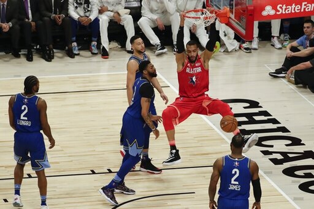 Η Team LeBron επικράτησε με 157-155 της Team Giannis στο 69ο All Star Game του ΝΒΑ, που διεξήχθη στο «United Center» του Σικάγο, σημειώνοντας διπλή ανατροπή, καθώς έφτασε στη νίκη έχοντας καλύψει το -9 που έχανε στο τέλος της τρίτης περιόδου και
