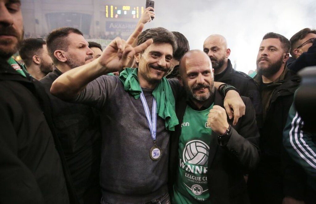 Ο Δημήτρης Γιαννακόπουλος με τον γενικό γραμματέα του Παναθηναϊκού ΑΟ, Παναγιώτη Μπόμη, μετά την κατάκτηση του τροπαίου.