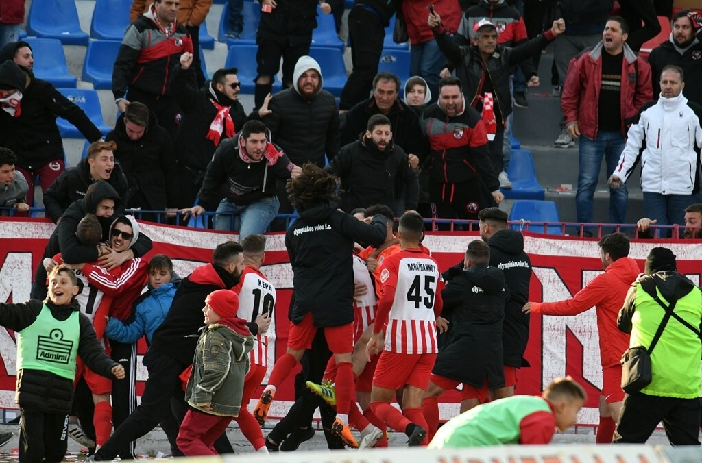 Επεισόδια στο Ολυμπιακός Βόλου-Νίκη Βόλου: Οπαδός στο νοσοκομείο (photos)