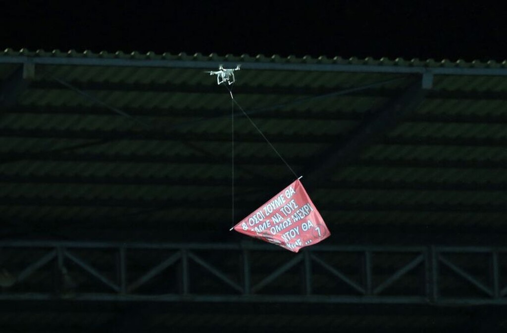 Το drone με το… πανό της θύρας 7 που έβαλε «φωτιά» στην Τρίπολη (photos)