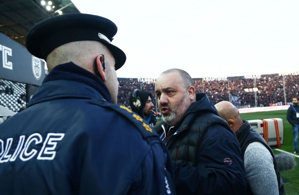 ΠΑΟΚ – Ολυμπιακός: Τα πανό και η ένταση με τον Καραπαπά (photos)