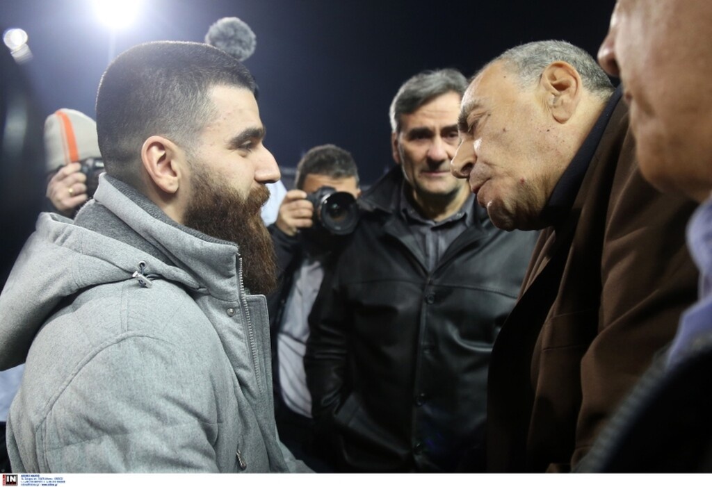 ΠΑΟΚ-Ολυμπιακός: Η στιγμή που «κάηκε» η Τούμπα και τα «χέρια» του Μανάβη (photos)