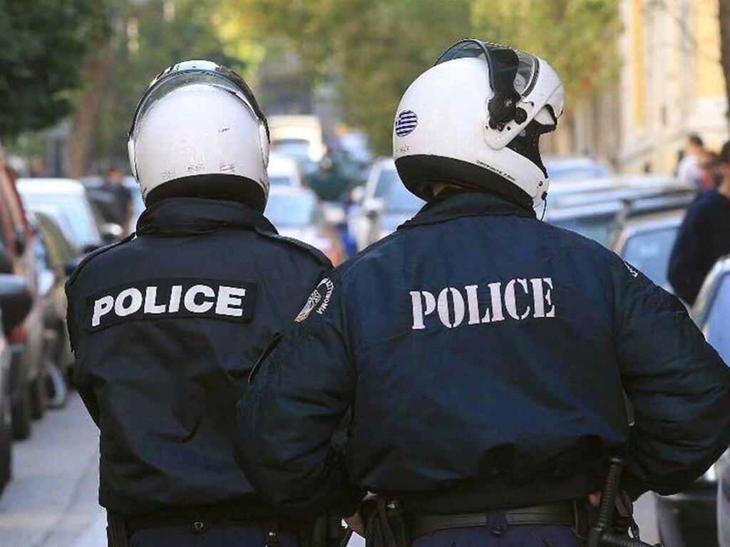 Αστυνομικοί μπήκαν στο γήπεδο του ΠΑΟΚ, δώδεκα ώρες πριν από τη διεξαγωγή του ντέρμπι με τον Ολυμπιακό, και είχαν ως στόχο να βρουν ένα συγκεκριμένο πανό, το οποίο και απομάκρυναν.