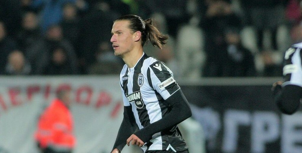 Πρόκειται για τον Αλεξάνταρ Πρίγιοβιτς που ήρθε στην Ελλάδα, επισκέφθηκε τους παλιούς του συμπαίκτες στο Μακεδονία Παλάς και θα πάρει θέση στην Τούμπα για να παρακολουθήσει το ντέρμπι.