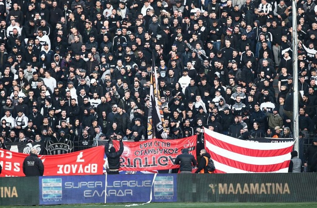 ΠΑΟΚ – Ολυμπιακός: Τα πανό και η ένταση με τον Καραπαπά (photos)