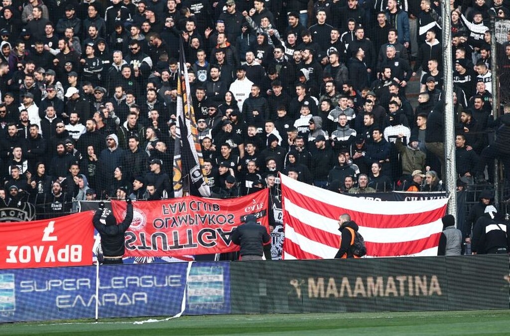 ΠΑΟΚ – Ολυμπιακός: Τα πανό και η ένταση με τον Καραπαπά (photos)