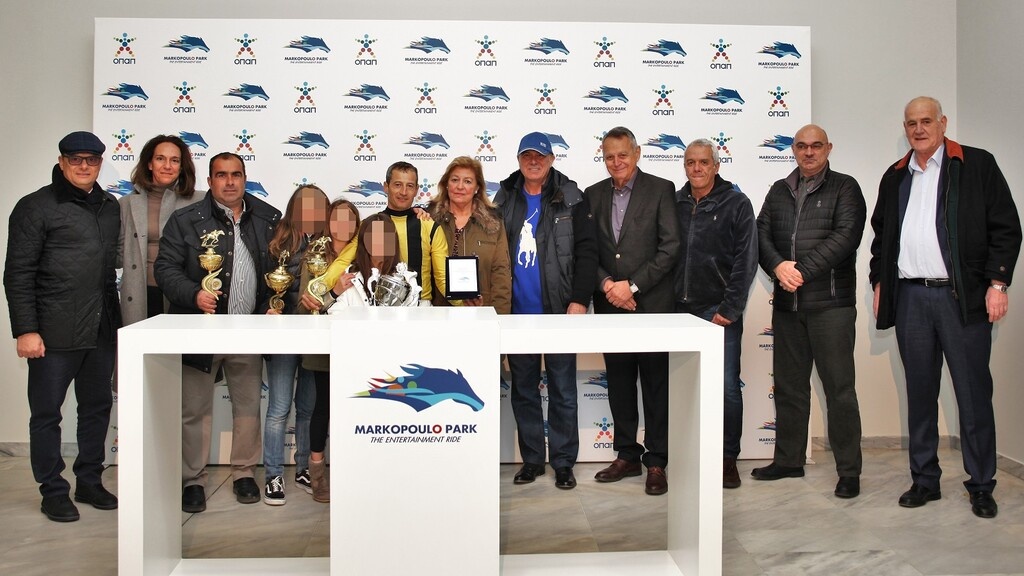 (από αριστερά) Ο εκπρόσωπος των Aegean Stables Χρήστος Θεοδωράκης, Χριστίνα Γκιώνη, ο προπονητής Χρήστος Κουβαράς, ο αναβάτης Παναγιώτης Δημητσάνης, η Πρόεδρος του ΔΣ της ΦΕΕ Ασπασία Ράλλη, ο Ά Αντιπρόεδρος του ΟΠΑΠ Σπύρος Φωκάς, ο Αντιπρόεδρος του ΔΣ