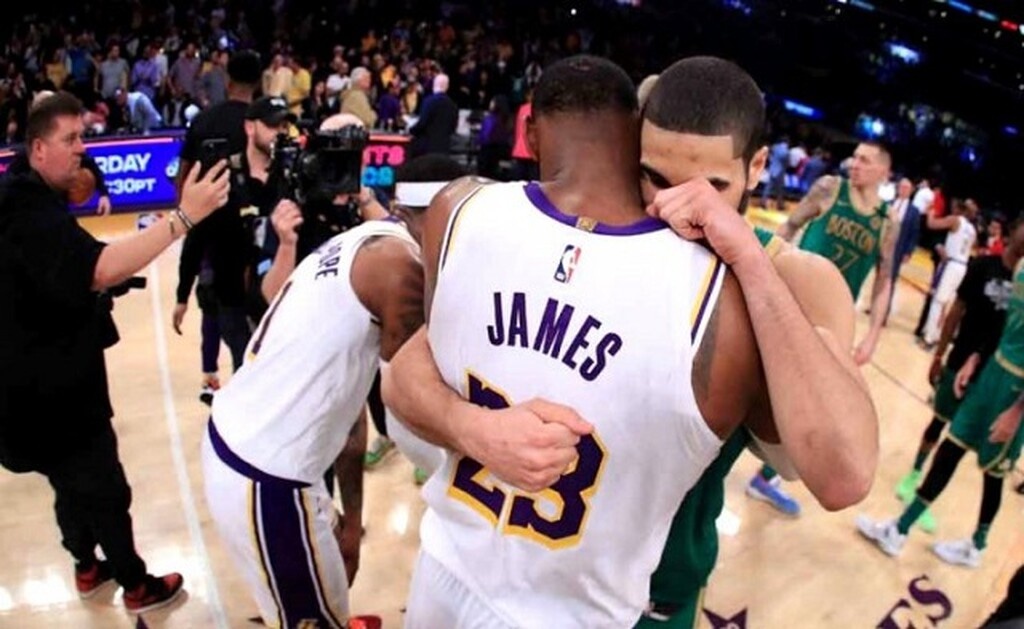 NBA: Αποθέωσε τον Τέιτουμ ο ΛεΜπρόν «Είναι το απόλυτο πρόβλημα, ο νεαρός βασιλιάς»!