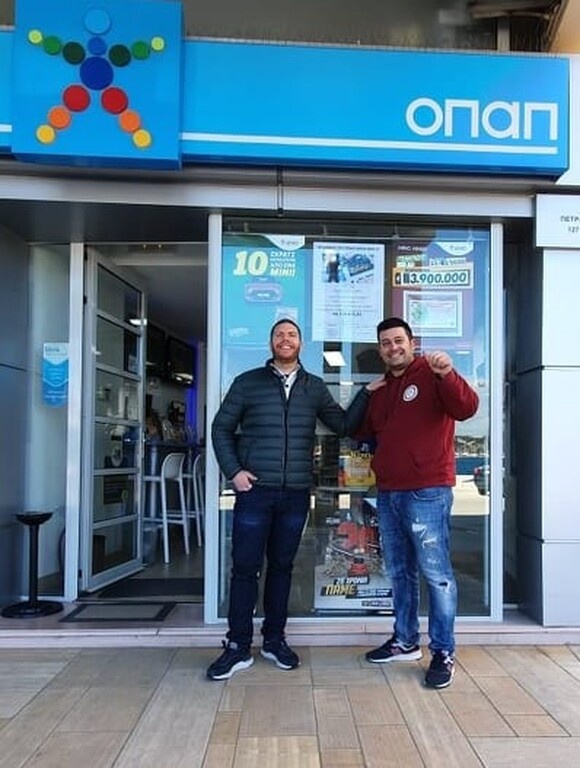 Πέτρος Πετράτος, ιδιοκτήτης πρακτορείου ΟΠΑΠ, και Σπύρος Ρεμούντος, υπάλληλος καταστήματος