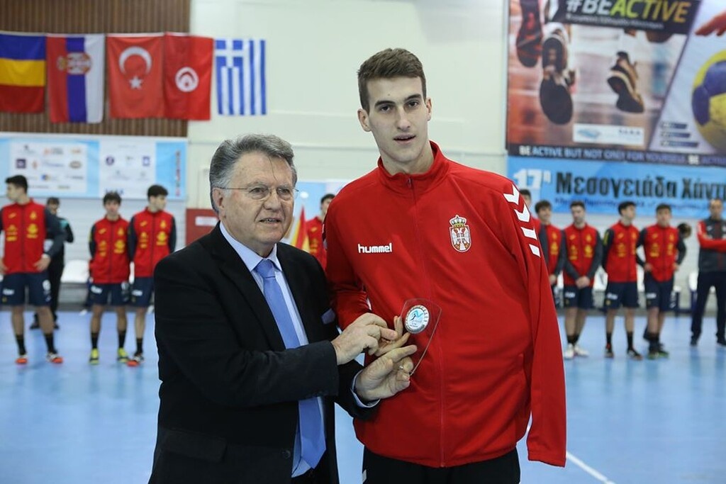 Ο Σοφοκλής Ξυνής βράβευσε τον MVP δεξιό ίντερ της 17ης Μεσογειάδας Handball, Αλεξάντερ Τσένιτς